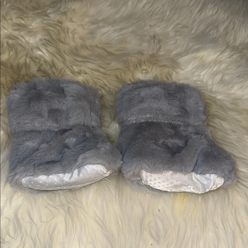 Cozy Gray and white Kids' Furry Booties NWOT size 2